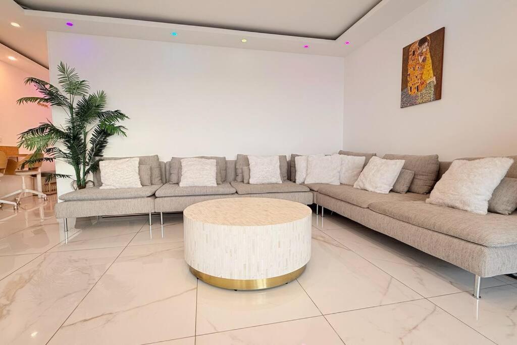 Appartamento With Amazing View Of With Private Parking *