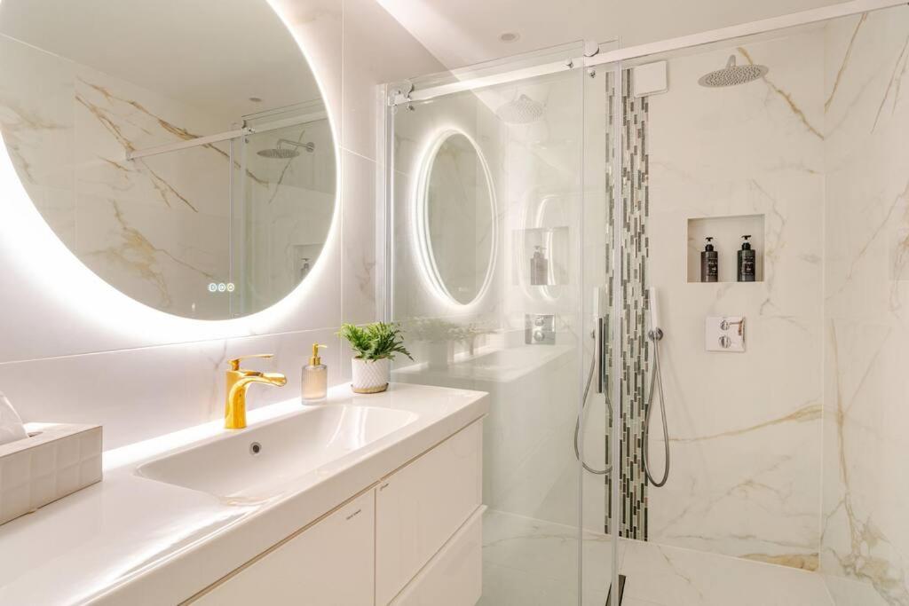 Appartamento With Amazing View Of With Private Parking *