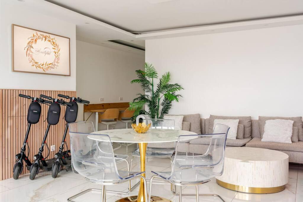 With Amazing View Of With Private Parking Appartamento Parigi