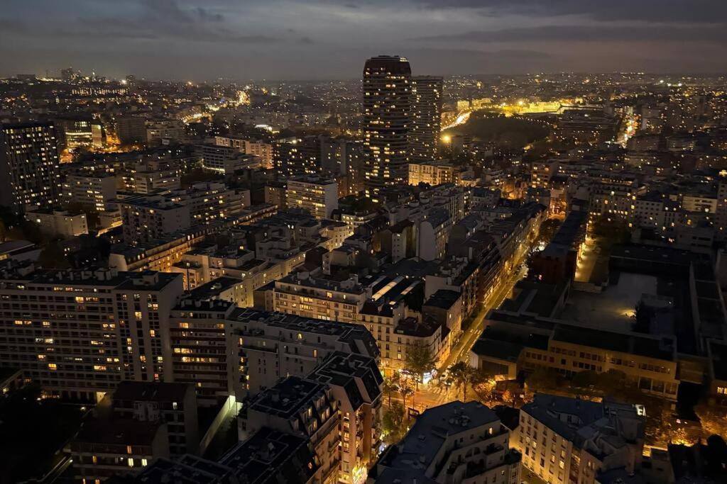 With Amazing View Of With Private Parking Appartamento Parigi