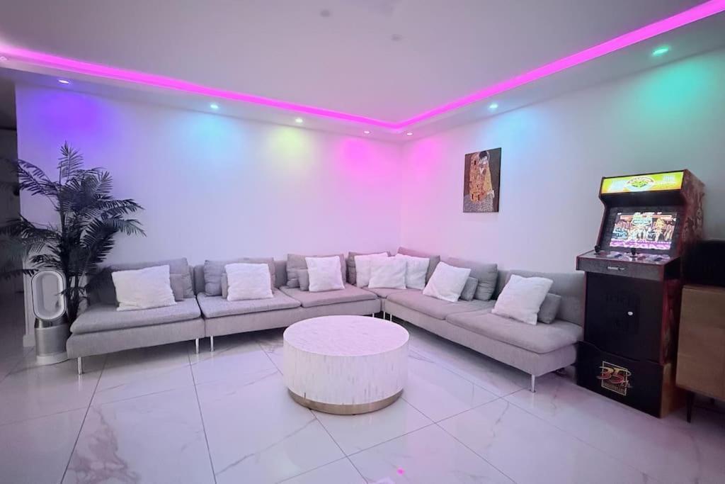 Appartamento With Amazing View Of With Private Parking Parigi